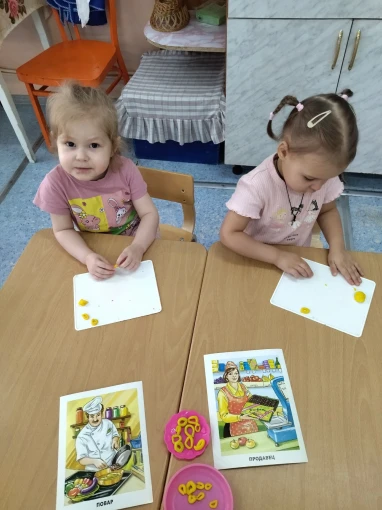 Лепка "Бублики" у малышей из группы "Радуга" Лепка "Бублики" у малышей из группы "Радуга".
